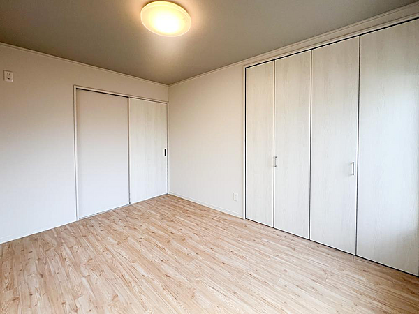 【リフォーム完了】6帖洋室です。クロス張替え、建具交換、床張替えで綺麗になりました。天井にアクセントクロスを採用した、おしゃれな洋室です。