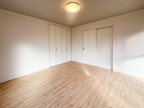 【リフォーム完了】1階8帖洋室です。クロス張替え、建具交換、床張替えで綺麗になりました。天井にアクセントクロスを採用した、おしゃれな洋室です。南向きで明るいお部屋です。