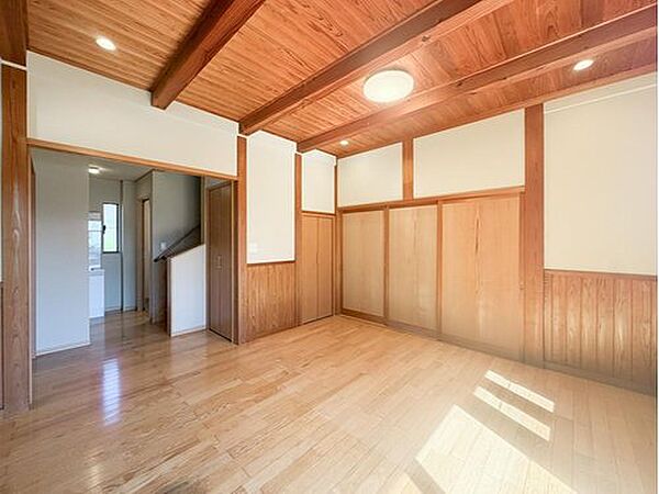 【リフォーム完成】クロス張替え、クリーニングで綺麗にしました。リビングイン階段で家族とのコミュニケーションが取りやすい間取りです。家具を配置したCG画像もあわせてご覧ください。