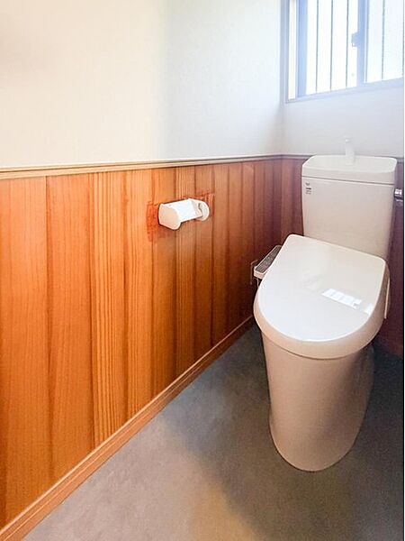 【リフォーム完成】トイレ新品交換、クロス張替え、クッションフロア張替え、クリーニングで綺麗になりました。1階と2階にトイレがあり、生活しやすい間取りが嬉しいですね。