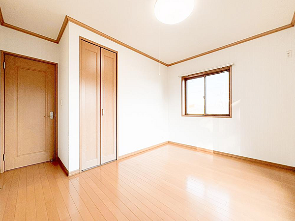 【リフォーム完成】2階6.5帖洋室です。クロス張替えで綺麗にしました。2面採光で明るいお部屋です。子供部屋にぴったりですね。一日を気持ちよく始められる南東向きです。