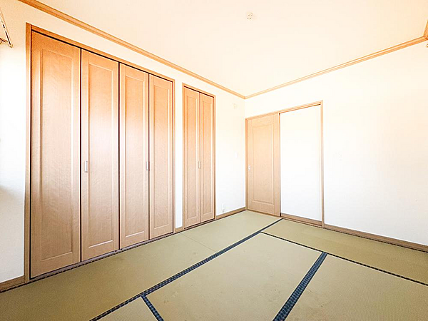 【リフォーム完成】2階6帖和室です。クロス張替え、畳表替え、で綺麗にしました。壁一面のクローゼットで、布団・衣類・季節物までしっかり収納できます。