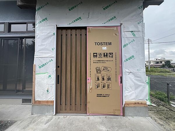 【リフォーム中】玄関ドア交換を行っています。住まいの第一印象を美しく一新！毎日のお出かけや帰宅が楽しみになります。