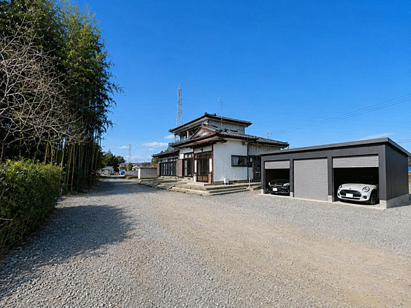 【ガレージ設置CG画像】敷地内にガレージを設置したイメージCG画像です。土地が広いので自分好みにガレージを設置できますね。