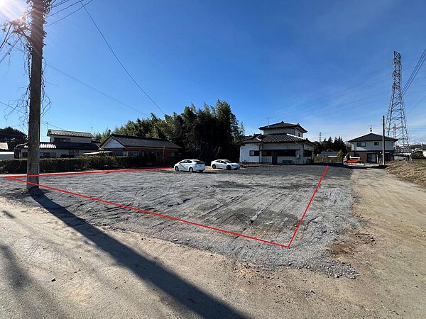 土地が247坪あるので、車もゆとりを持って駐車可能です！お友達とBBQを楽しんだり、ドッグランや家庭菜園を楽しむなど、趣味が広がりますね♪※赤枠内がおおよその境界となります。