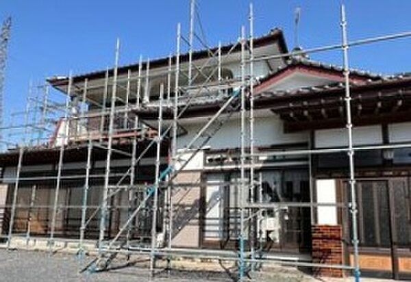 【きちんと足場を組んでリフォームしました】外壁・屋根塗装、コーキング、防蟻工事、瓦修理、雨樋の補修をして見た目も新たに生まれ変わりました。