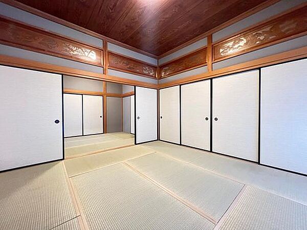 【リフォーム完成】クロス張替え、畳表替え、襖・障子張替え、ハウスクリーニングで綺麗になりました。広縁付きの8帖＋8帖＋6帖の続き間和室。襖を開ければ開放感あふれる大空間としてお使いいただけます。