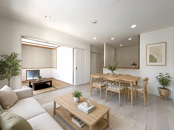 【イメージ写真です、実際には家具は付きません。】１階LDKです。隣り合う和室を開放すると18.5帖の空間が広がります。南側に掃き出し窓がついていて明るく暖かいリビングになりますね。
