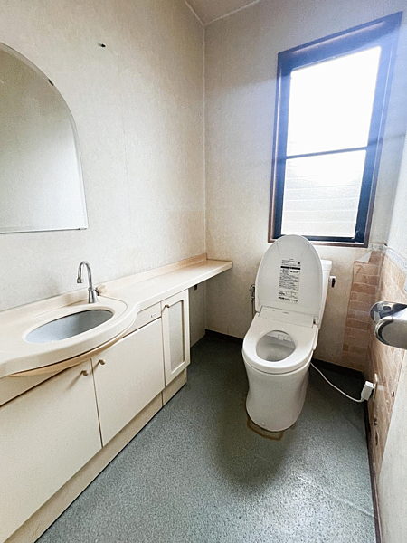 【リフォーム中】これからクロス張替え、CF上張り、ハウスクリーニングで綺麗にします。1階トイレです。手洗い場も付いた広々空間です。大きな窓で明るいトイレです。リフォームのご相談も承ります。