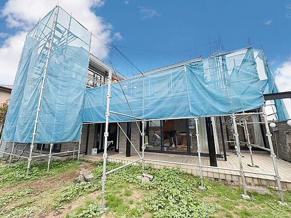 【リフォーム中】しっかり足場を組んで、これから外壁洗浄、屋根塗装、コーキングで綺麗にします。タイル調の外壁で重厚感があります。