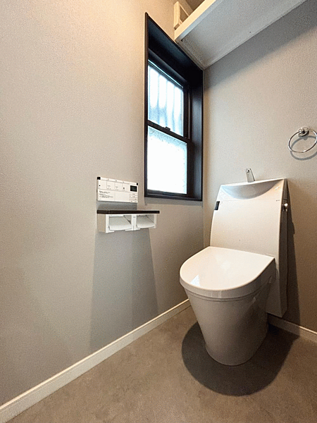 【リフォーム完成】クロス張替え、床張替え、クリーニングを行いました。１階と２階にトイレがあり生活しやすい間取りが嬉しいですね。