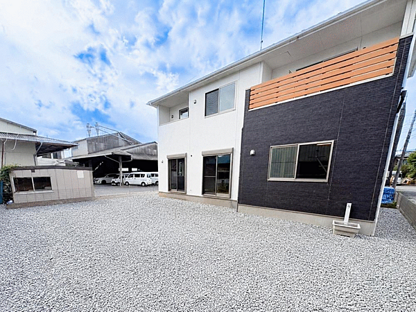栃木第四小学校、栃木南中学校が徒歩7分のエリアで通学も安心です。
