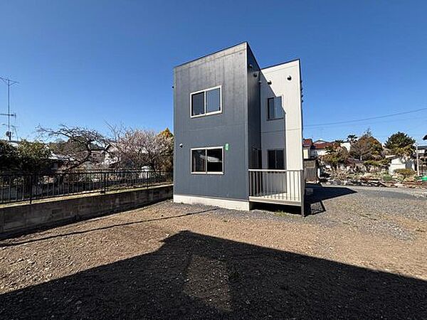 土地77坪、築10年のまだまだ新しい住まいです。車は3台以上駐車可能で来客時も安心ですね。