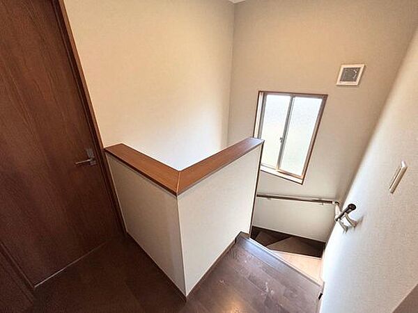 【リフォーム完了】クロス張替え、クリーニングで綺麗になりました！2階ホールです。手すりも設置されておりますので上り下りも安心です。