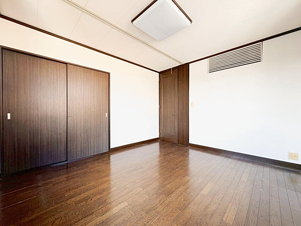 【リフォーム中】クロス張替えして綺麗にします。2階8.4帖洋室です。北側のお部屋ですが、東にも窓があるので2面採光で通風・採光共に良好です。夏の寝室にもぴったりです。