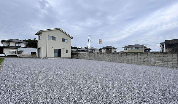 【リフォーム中】これから外壁・屋根塗装して綺麗にします。広い敷地には、ガレージ、ちょっとした趣味部屋も。家族みんなの“やりたい”を叶えられます。