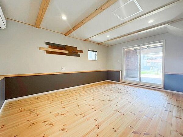 【リフォーム完成】１階１０帖の洋室です。クロス張替え、ハウスクリーニングで綺麗になりました。ガレージと室内がつながっており、雨の日でも濡れずに移動できる便利な動線です。