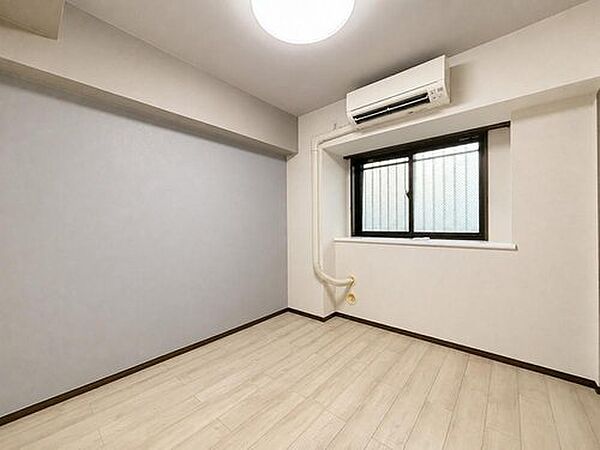 【リフォーム完成】4.7帖の洋室です。クロス張替えで綺麗にしました。家具を配置したCG画像もイメージの参考としてあわせてご覧ください。