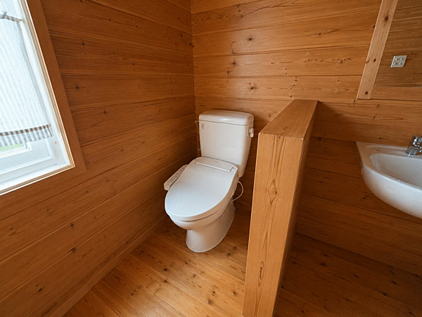 ハウスクリーニングで綺麗にします。広い一室に洗面室とトイレを一箇所にまとめた、家事動線のいい機能的な間取りです。