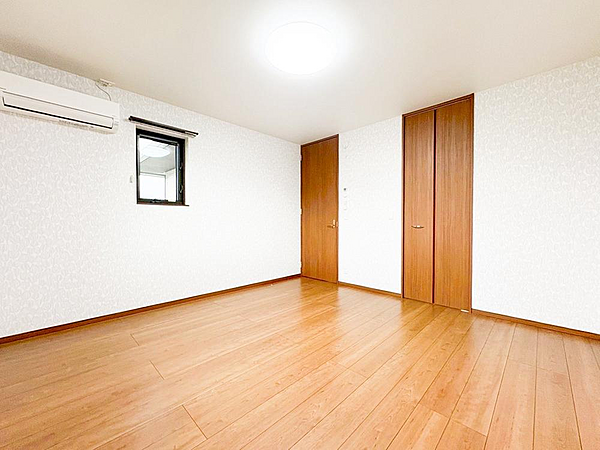 ハウスクリーニングで綺麗になりました。2階8帖の洋室です。WICが付いているので、ご夫婦の寝室にぴったりですね。最近の暑い夏には北側のお部屋が丁度いいですよ。