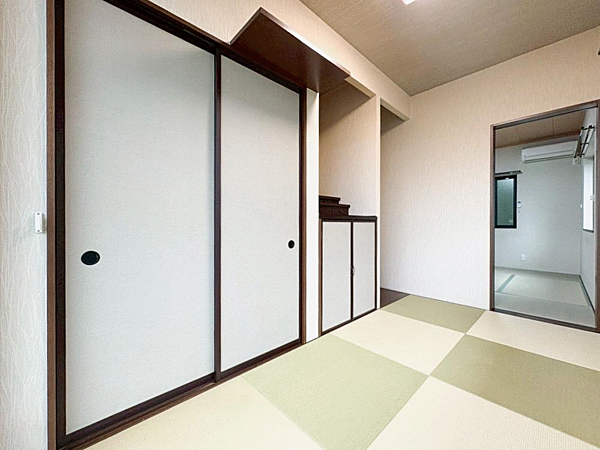 【リフォーム完了】畳表替え、襖張替えを行い綺麗になりました。1階4.6帖の和室です。仏間も付いて、収納もたっぷり、お客様の宿泊部屋としても便利にお使いいただけます。