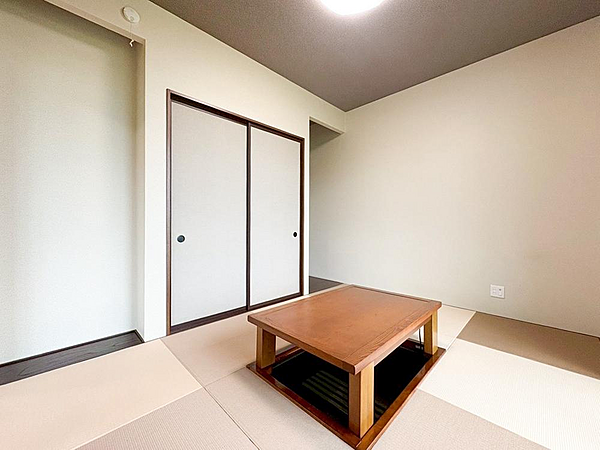 【リフォーム完了】畳表替え、襖張替えを行い綺麗になりました。和室６帖です。市松模様の畳が印象的な和空間。掘りごたつ付きで、ご家族団らんの場としても活躍します。