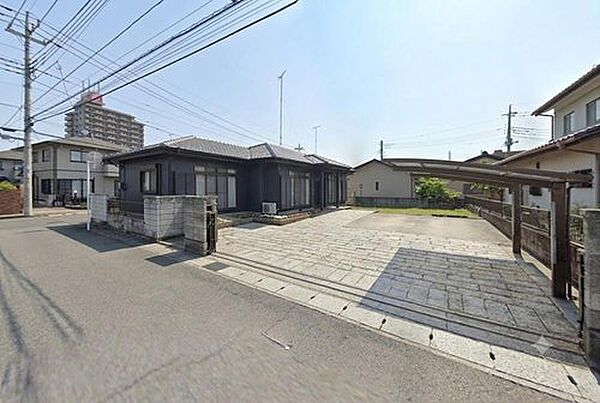 【外構工事したイメージＣＧ画像】これから外壁塗装して見た目も綺麗に生まれ変わります。住みやすくて人気の平屋です！土地１０６坪の広さで車も４台駐車可能です。