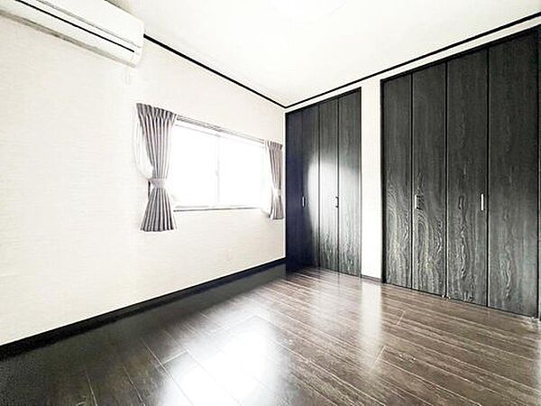 【リフォーム中】これからクロス張替え、ハウスクリーニングで綺麗にします。クローゼットを２か所備えた５帖洋室。衣類や荷物を分けて収納でき、お部屋をすっきり使えます。