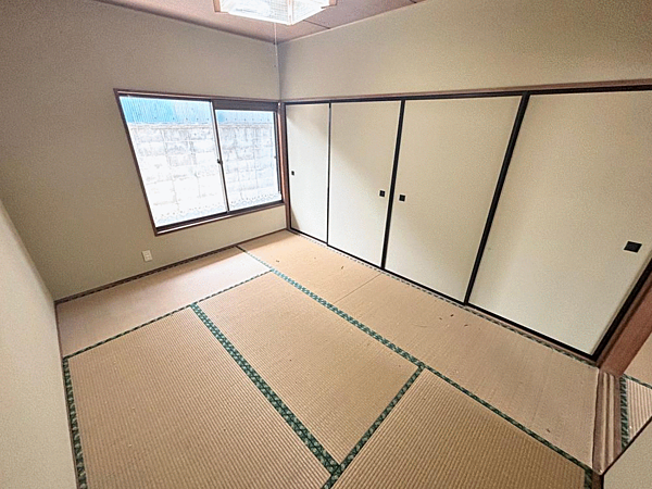 【リフォーム中】クロス張替え、畳表替え、襖障子張替え等行い綺麗にします。6帖和室です。収納がついているのでお部屋をスッキリ使えます。