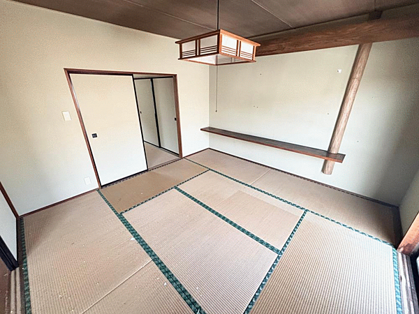 【リフォーム中】クロス張替え、畳表替え、襖障子張替え等行い綺麗にします。8帖洋室です。LDKと隣り合っていて、襖を開けると24帖の大空間が広がります。