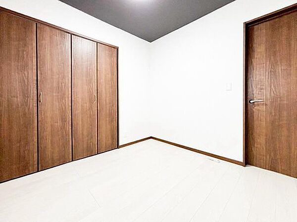 【ハウスクリーニングして綺麗にします】4.5帖洋室です。白い壁と明るい床に、木目調の建具が映える洋室。クローゼット付きで衣類もすっきり片付き、寝室や子ども部屋など暮らしに合わせて活用できます。