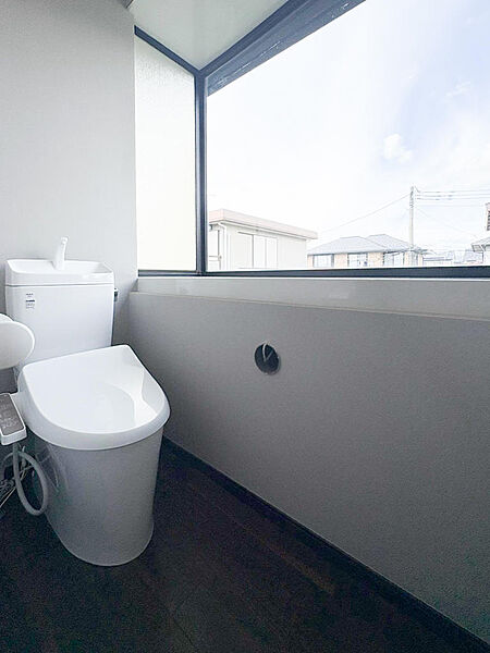 【リフォーム完成】クロス張替え、CF張替え、トイレ新品交換、クリーニングして綺麗にしました。大きめの窓が印象的な２階のトイレです。