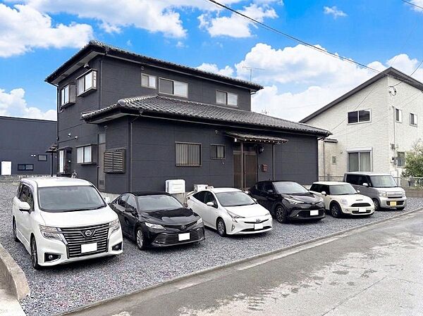 【外壁塗装、駐車場砂利敷にして車を配置したイメージCG画像です】土地148坪の広々空間です。濃い色で塗装するとスッキリした印象になりますね。車も並列で6台駐車可能！来客時も安心ですね。