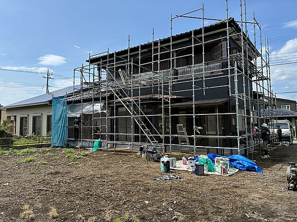 しっかり足場を組んで外壁屋根塗装しました。人気があり、落ち着いて汚れの目立たないグレー系の色に仕上げます、是非現地に確認しに来て下さい、お待ちしております。