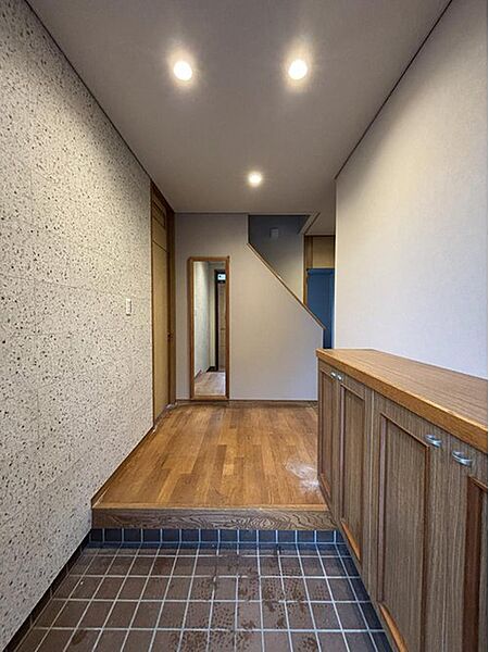 【リフォーム完成】クロス張替え、ハウスクリーニング等行い綺麗になりました。毎日出入りする玄関を美しくリフォーム。クロス張替えで明るく爽やかな印象を演出しています。