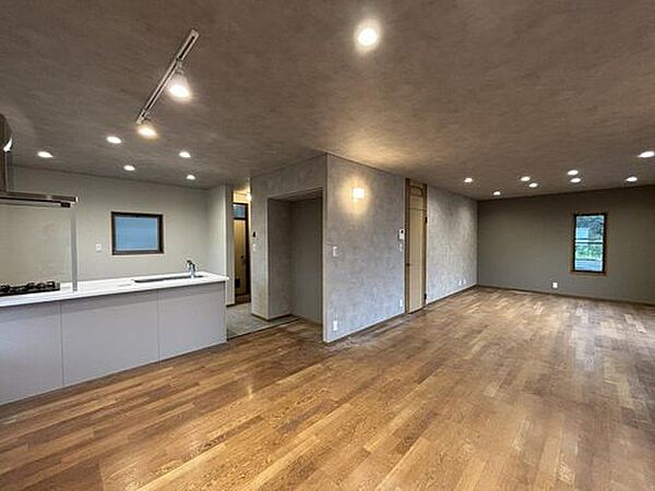 【リフォーム完成】クロス張替え、ハウスクリーニング等行い綺麗にします。1階LDKです。24帖超えの大空間です。L字型のLDKはそれぞれゾーニングしやすい形です。生活感を隠しつつお洒落に使えます。