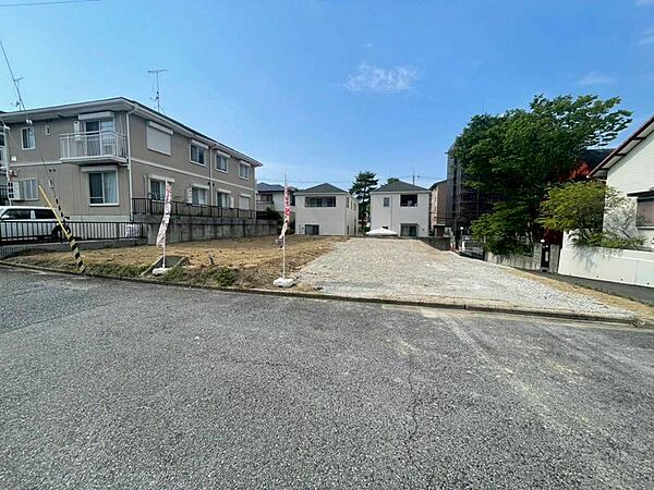 【現地写真】南側の前面道路は幅員や6.0mの公道です。お車のすれ違いや敷地内への駐車もしやすい場所です。