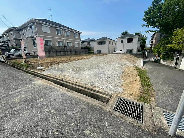 【現地写真：2号地（南東側）】新設する支線柱の位置は2号地の南東側でございます。お車の出入庫には影響のない場所に新設いたします。
