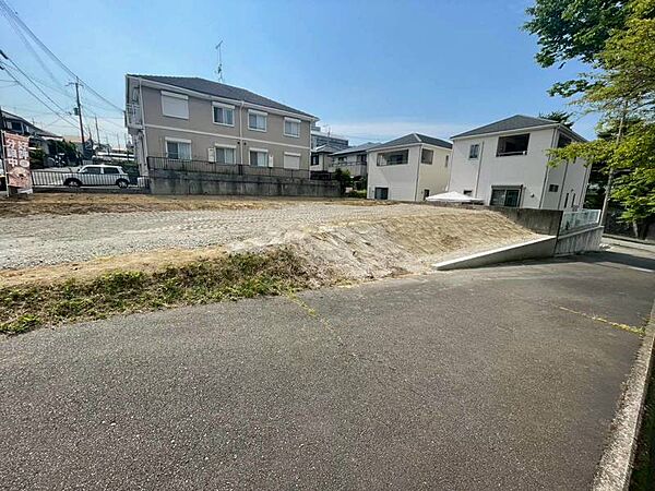 【現地写真】東側の公道は幅員約4.0m車止めがあるため車両の通行がなく、小さなお子様がいても安心です。