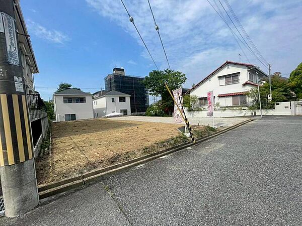【現地写真：1号地（南西側）】南西側電柱の支線は撤去予定です。敷地南東側への支線柱新設工事については9月末完成予定です。