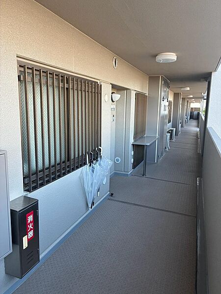 お部屋前廊下　カウンターが備え付けられております。置き配スペースとしてご利用頂けます。　室内写真については11月末頃アップロード予定です。