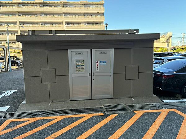ゴミ集積場2　この他に2つ集積場が等間隔に設置されております。お部屋前のエレベーターから降りた近くにありますので便利です。