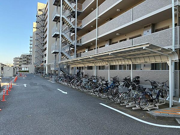 物件備えつけの駐輪場　端から端までかなりの台数が御座います。