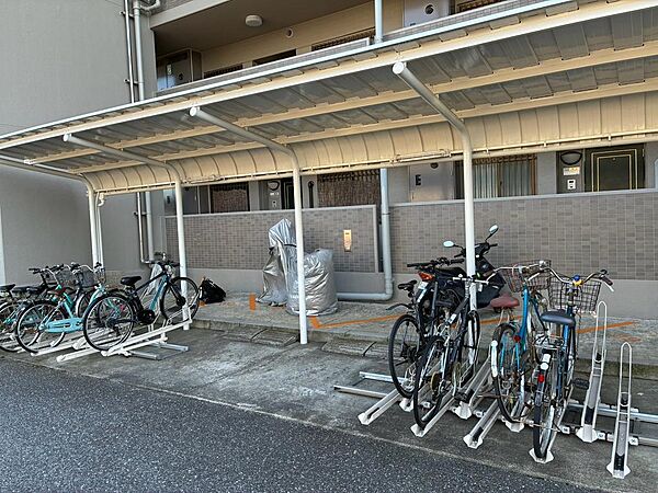 駐輪場２　奥にバイク置き場も御座います。