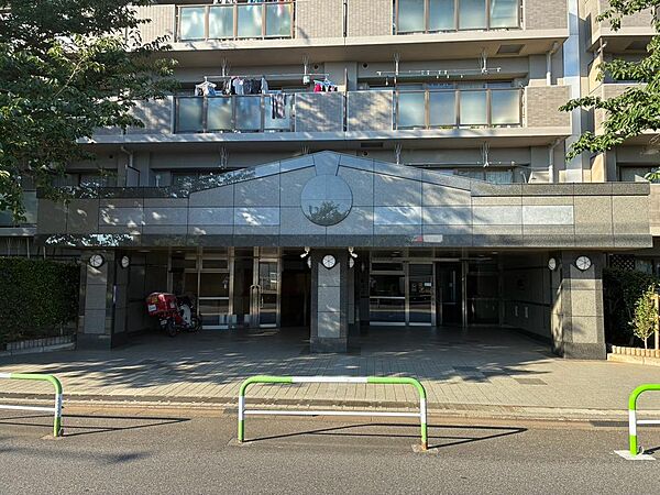 広々とした入口に高級感を感じます。