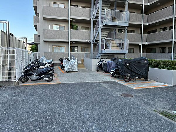 バイク置き場　この他にも駐輪場に併設のバイク置き場有