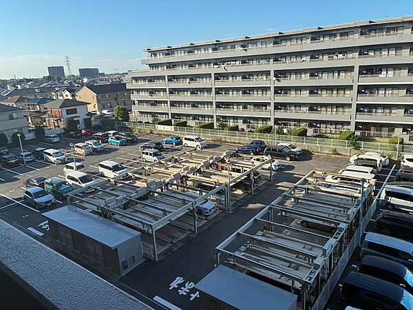 昇降式駐車場と平面駐車場の二種類が御座います。