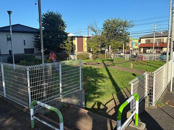 マンション隣接の公園　広々として小さいお子様も走り回れる広さがあります。