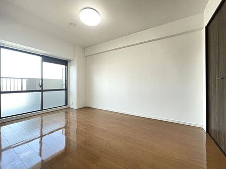 ◇洋室◇プライベートなお部屋では静かに時を過ごしたい。読書をして、物思いにふける・・1日の多くの時間を過ごす空間は快適でありたいですね。光りに満たされた安らぎの空間がここにあります。