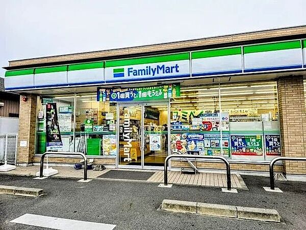 ファミリーマート 蟹江学戸店 120m